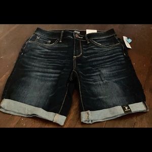 Women’s sz 8 petite dark rinse Bermuda shorts